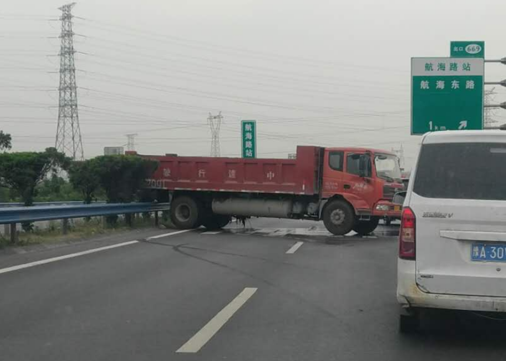 注意：京港澳高速669公里货车爆胎，横在路中间