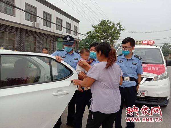 一岁女婴被困车内 汤阴辅警迅速救援