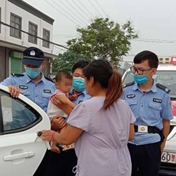 一岁女婴被困车内 汤阴辅警迅速救援