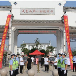 夏邑交警:迎酷暑战高温 全力护航高考
