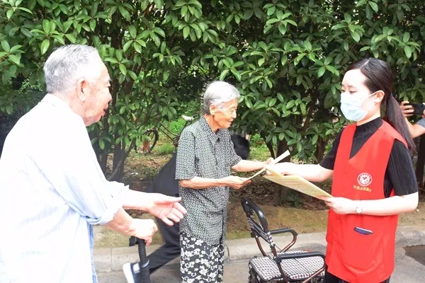 许昌中院扫黑除恶宣传志愿服务进社区