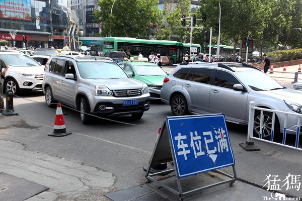 轉悠40分鐘找停車位是常態路邊停車難你經歷過嗎