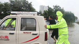 商丘交警雨中执勤忙 全力以赴保畅通