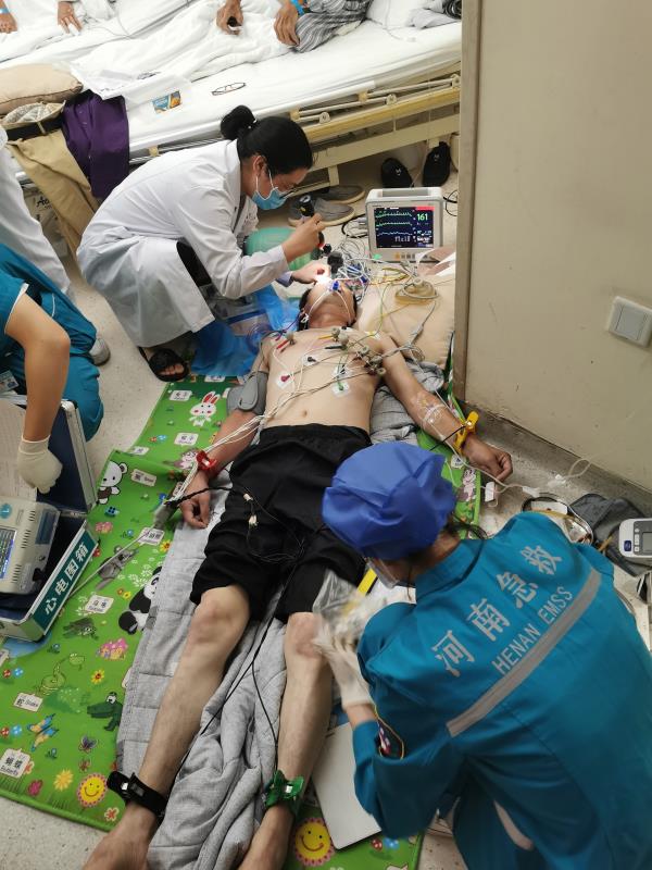 男子突发心脏骤停 省医医护合力5分钟将其抢出"鬼门关"