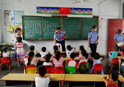 商水县:公安民警进校园开展反诈宣传
