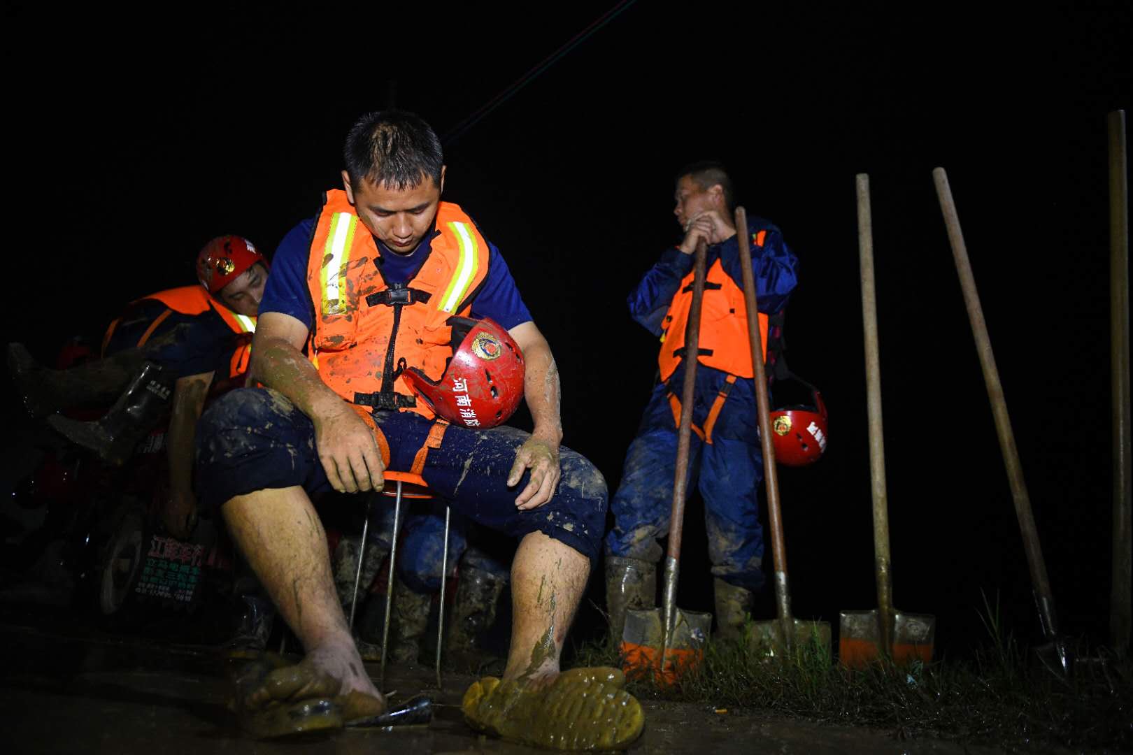 安徽颍上县垂岗乡一处堤坝突发管涌河南消防连夜鏖战七小时02