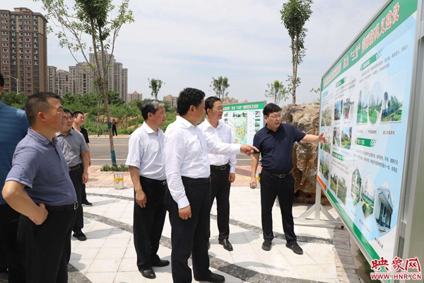 巩义市重点工作观摩团实地观摩园林绿化建设项目