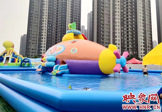 郑州出现建在“停车场”里的水上乐园 仅用铁皮隔离 存在安全隐患