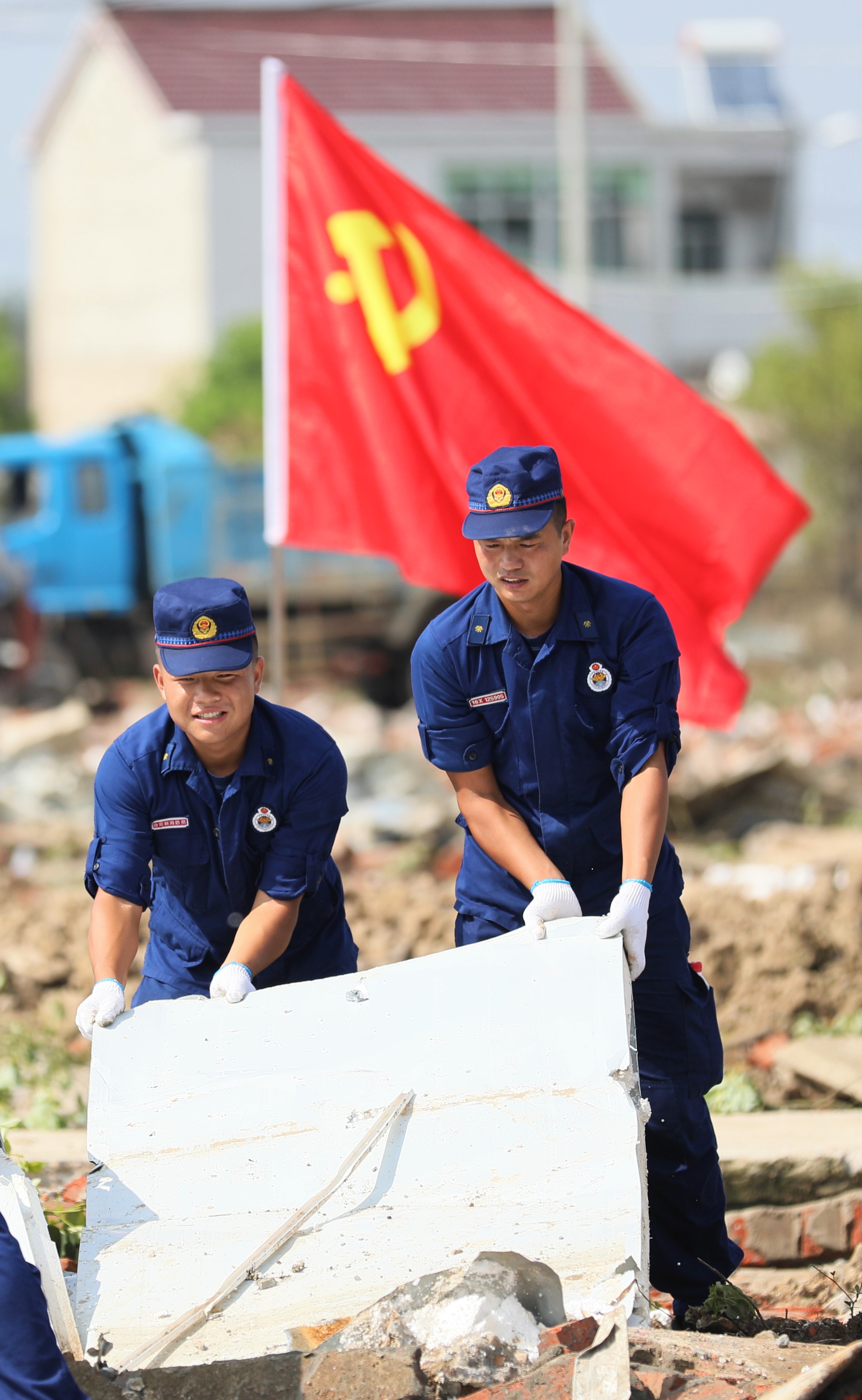 河南消防员冒雨抢救鹅舍助灾区扶贫企业复产