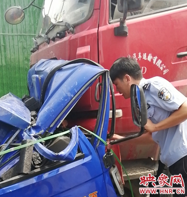 两车相撞司机被卡车内 民警快速出警紧急营救