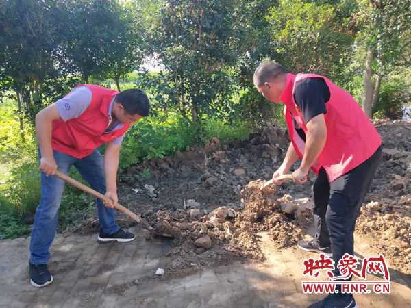 西平县小王庄村：党员干部义务劳动 提升优化人居环境