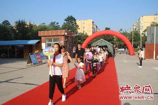 鹤壁市嵩山小学布置温馨氛围 一年级新生走上“红地毯”