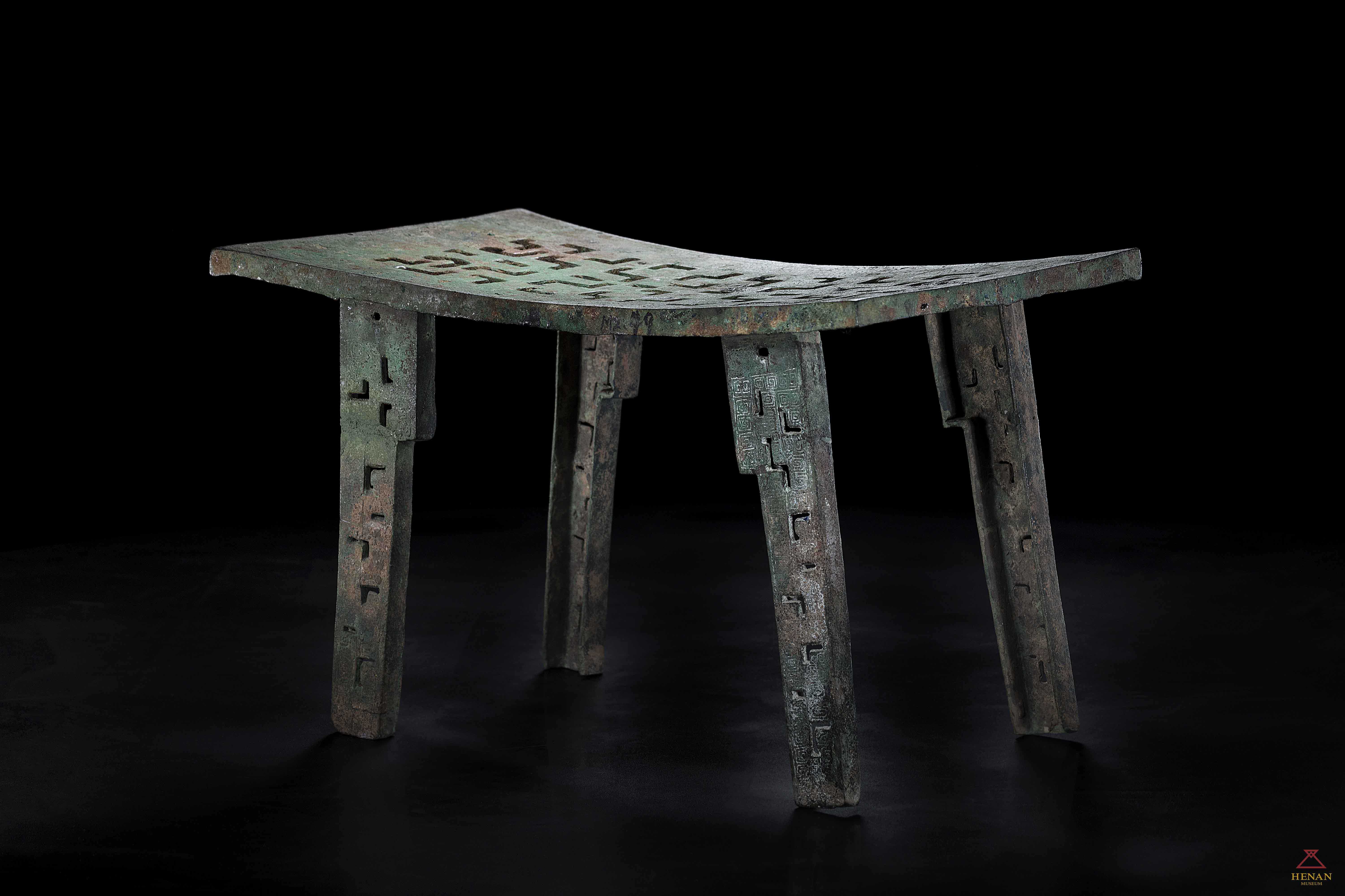 珍 2020-09-18 18:20:12 收藏 打印 《中原藏珍》:蟠虺(huǐ)纹镂空俎