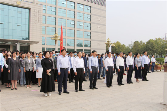 郑州工程技术学院两千余名师生集中观看向人民英雄敬献花篮仪式直播