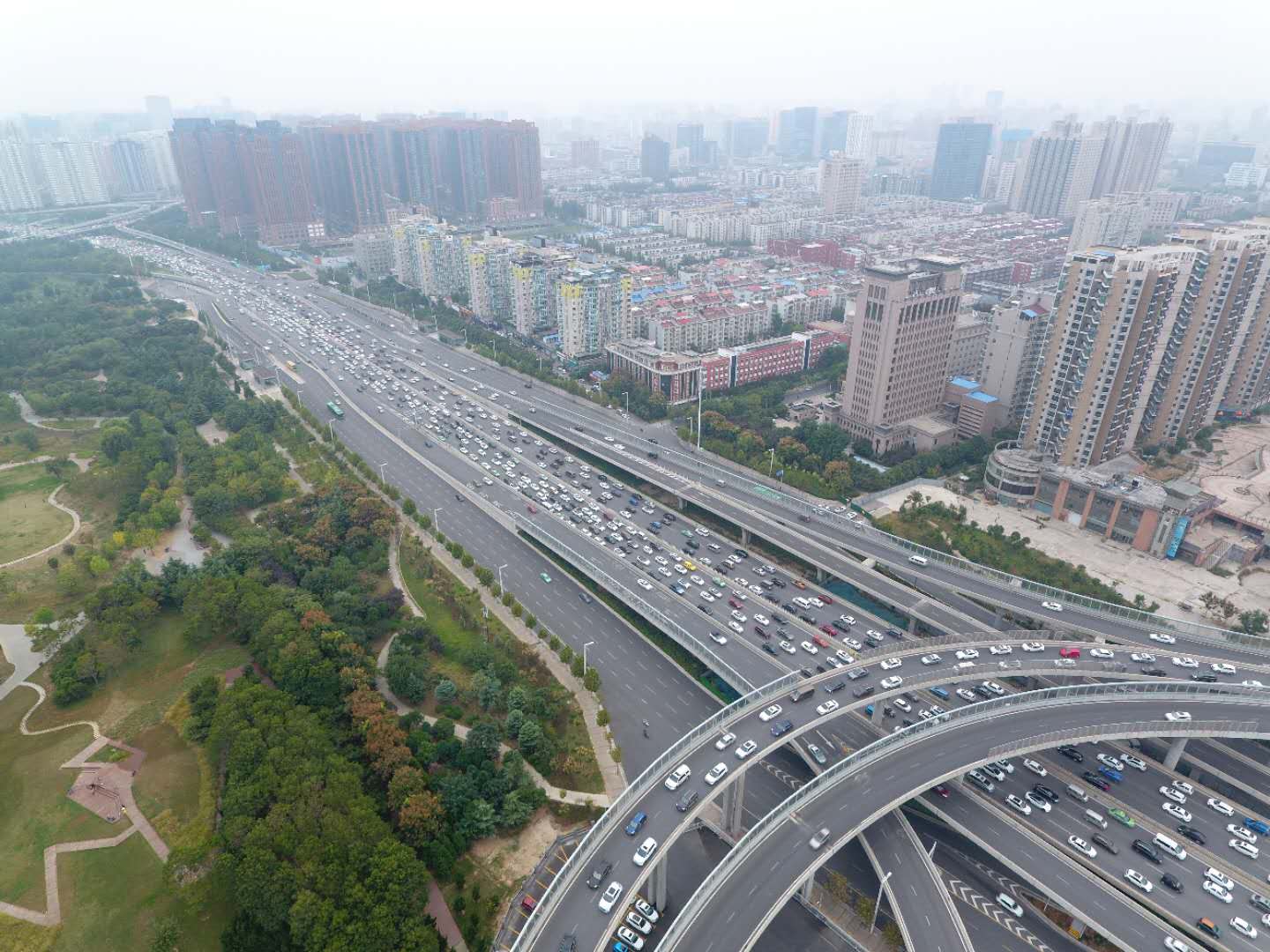 拥堵严重中州大道农业路高架南向北两车事故拥堵严重