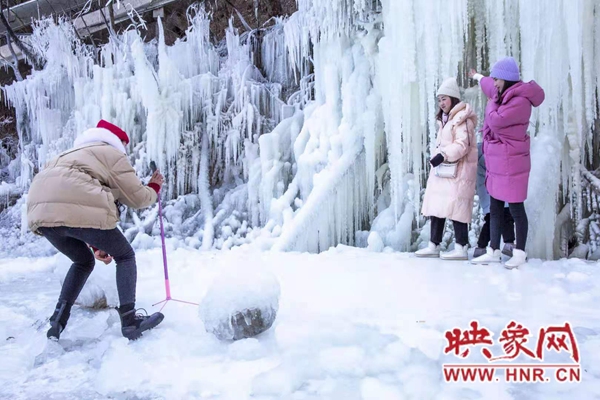鲁山：景区现冰瀑奇观 引游客前来打卡