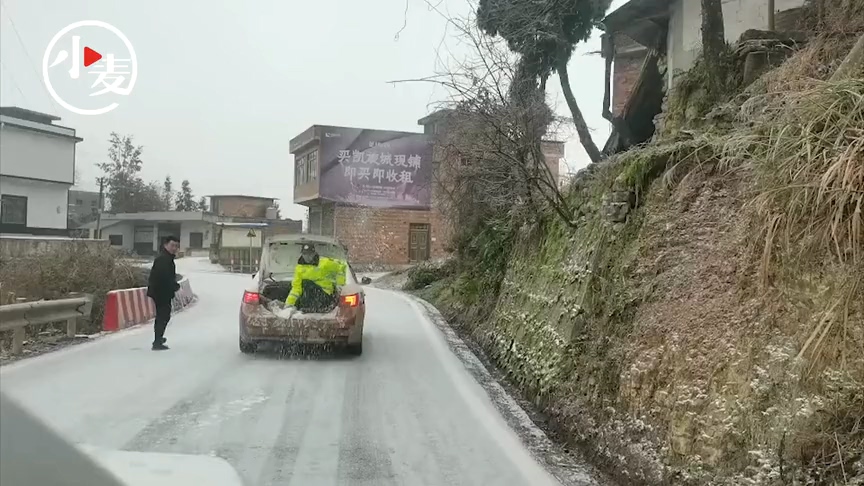 孕妇雪天临产遭遇积雪封路 民警撒盐16公里开辟生命通道