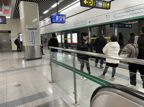 曝光！郑州东站、郑州地铁站内仍有乘客不戴口罩！