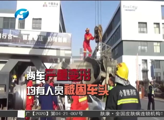 路口两车相遇，罐车避让不及发生侧翻
