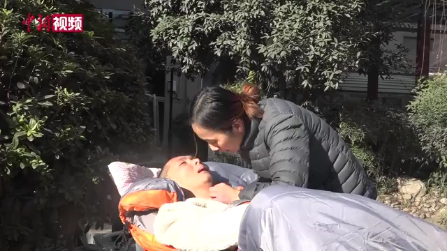 女子坚持照顾植物人男友三年