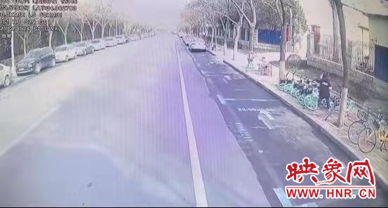 郑州两名孩子扶起一排共享单车 懂事举动暖人心