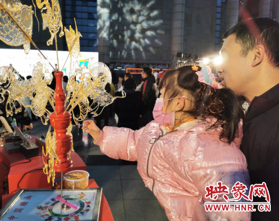 传统+创意 “黄河之礼”文创潮玩活动点燃郑州跨年夜