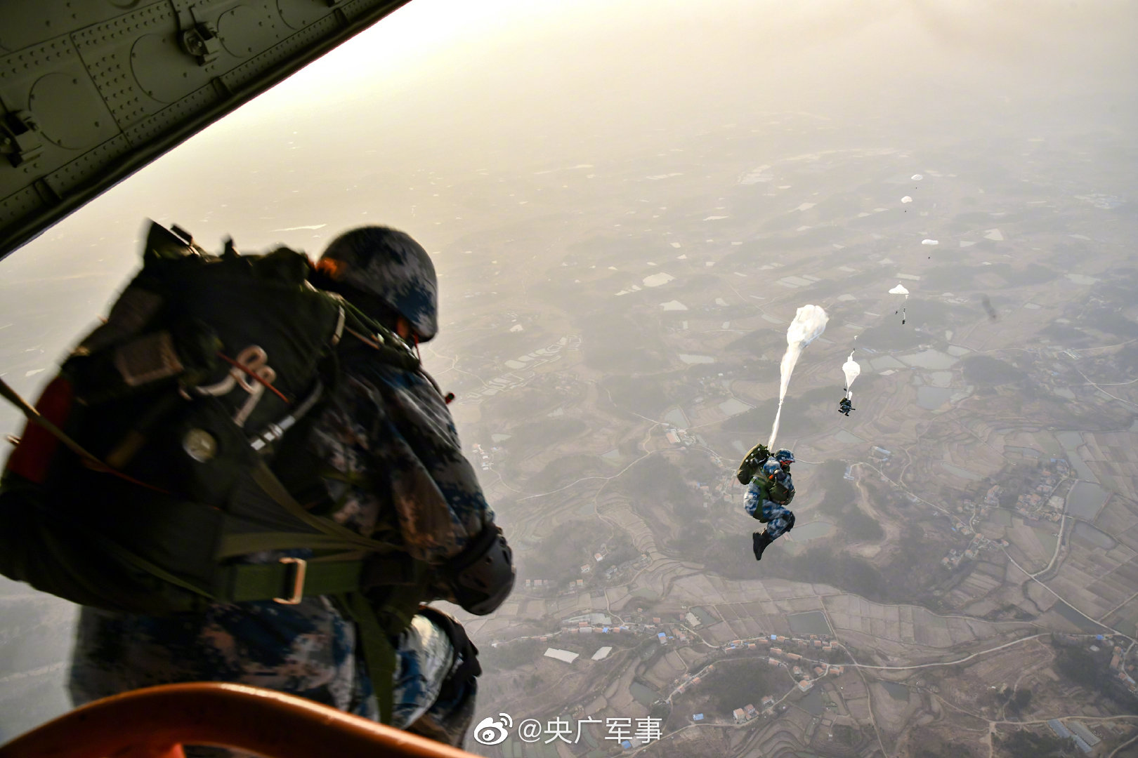 伞花朵朵新训空降女兵跳伞最美瞬间