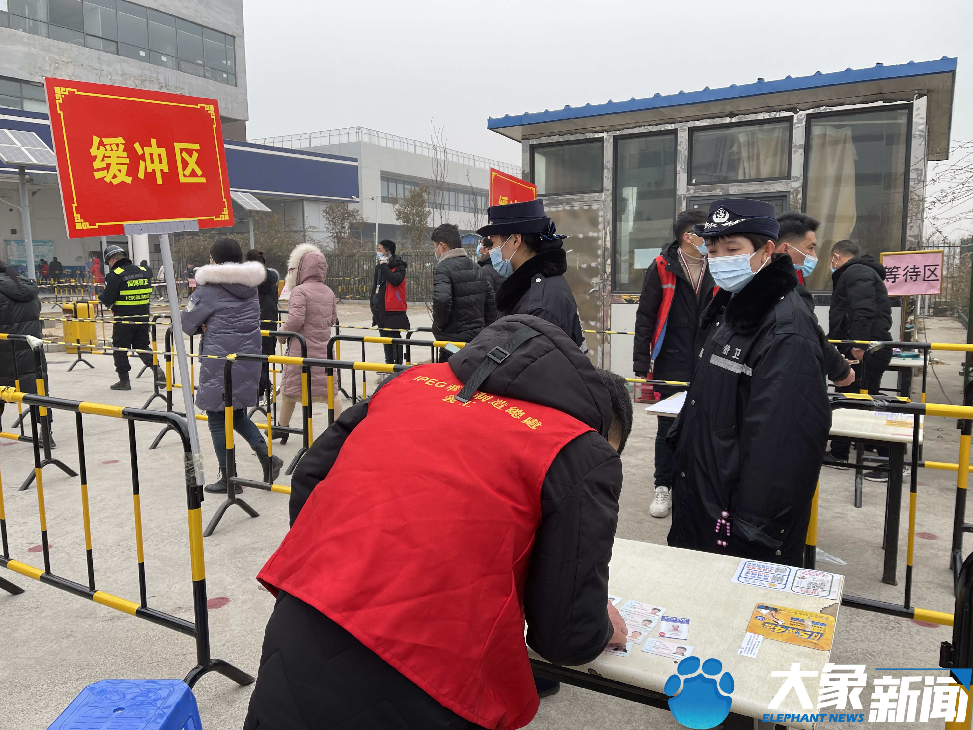 现场来了郑州航空港区核酸检测演练正在进行中
