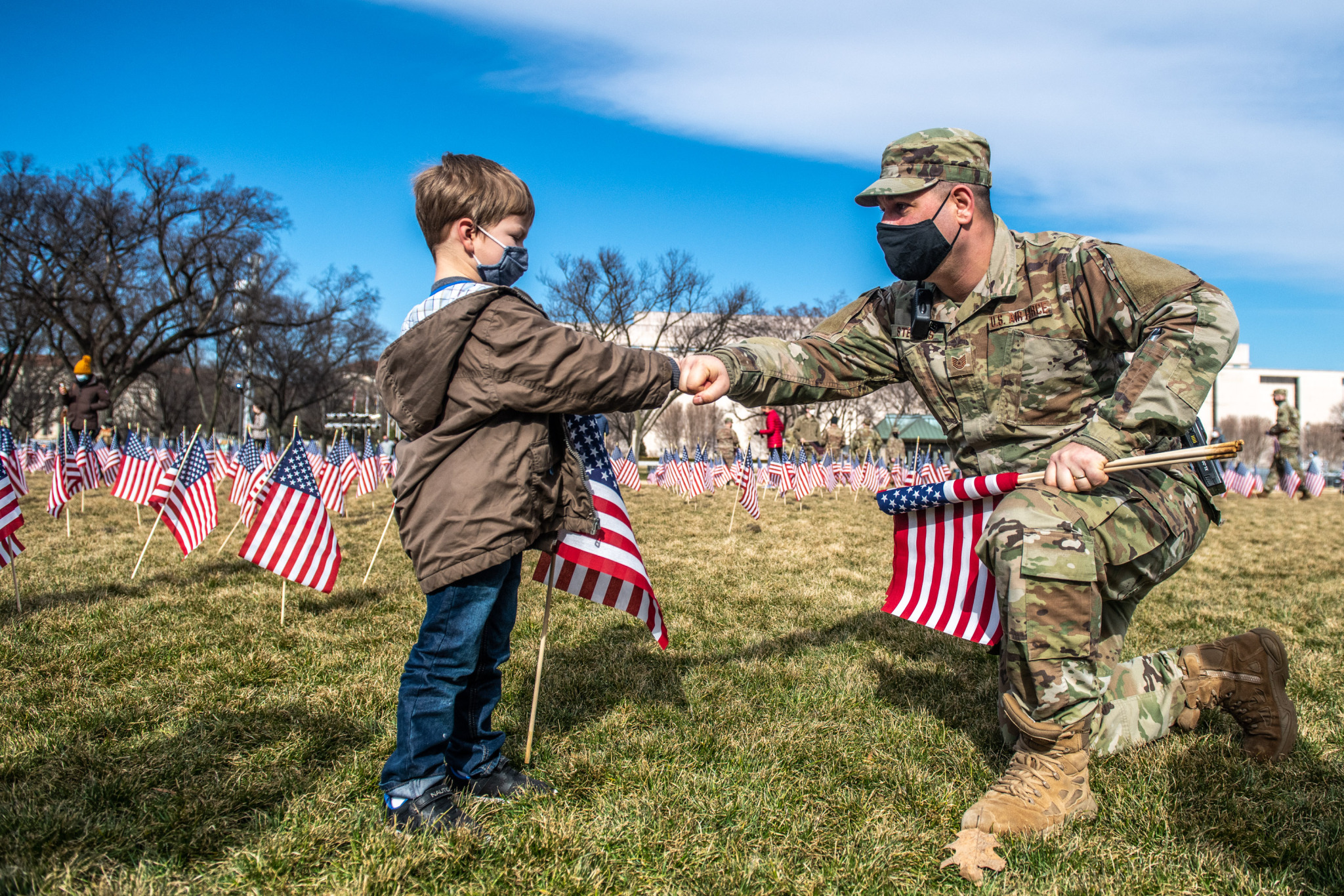 美国国民警卫队收拾拜登就职典礼的旗帜为民众分发美国国旗