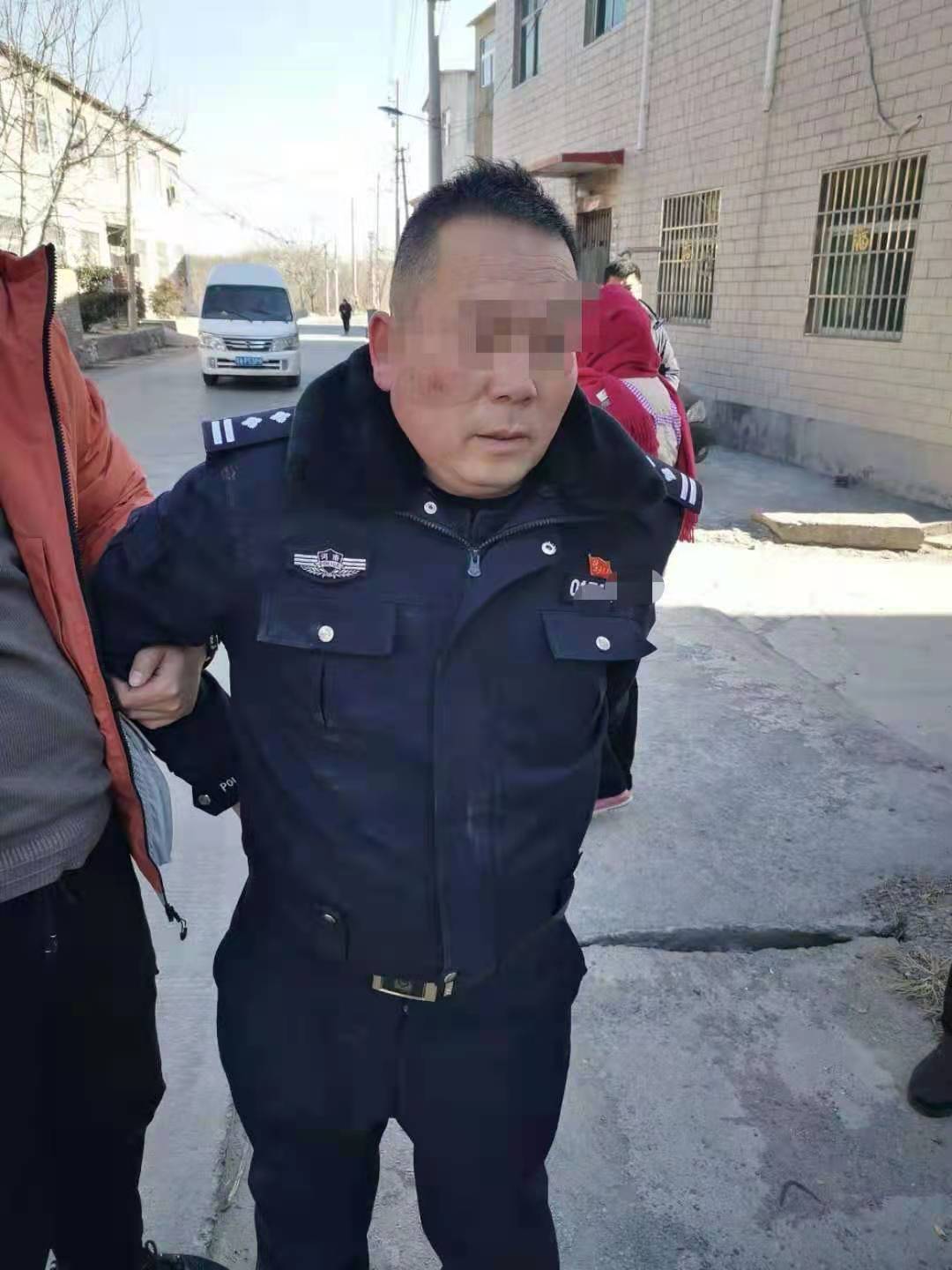 脚踏多只船骗财骗色郑州这名刑警队长落网了