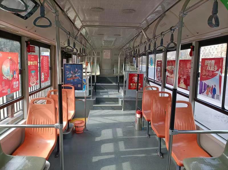 非必要不返乡郑州公交推出就地过年主题车厢