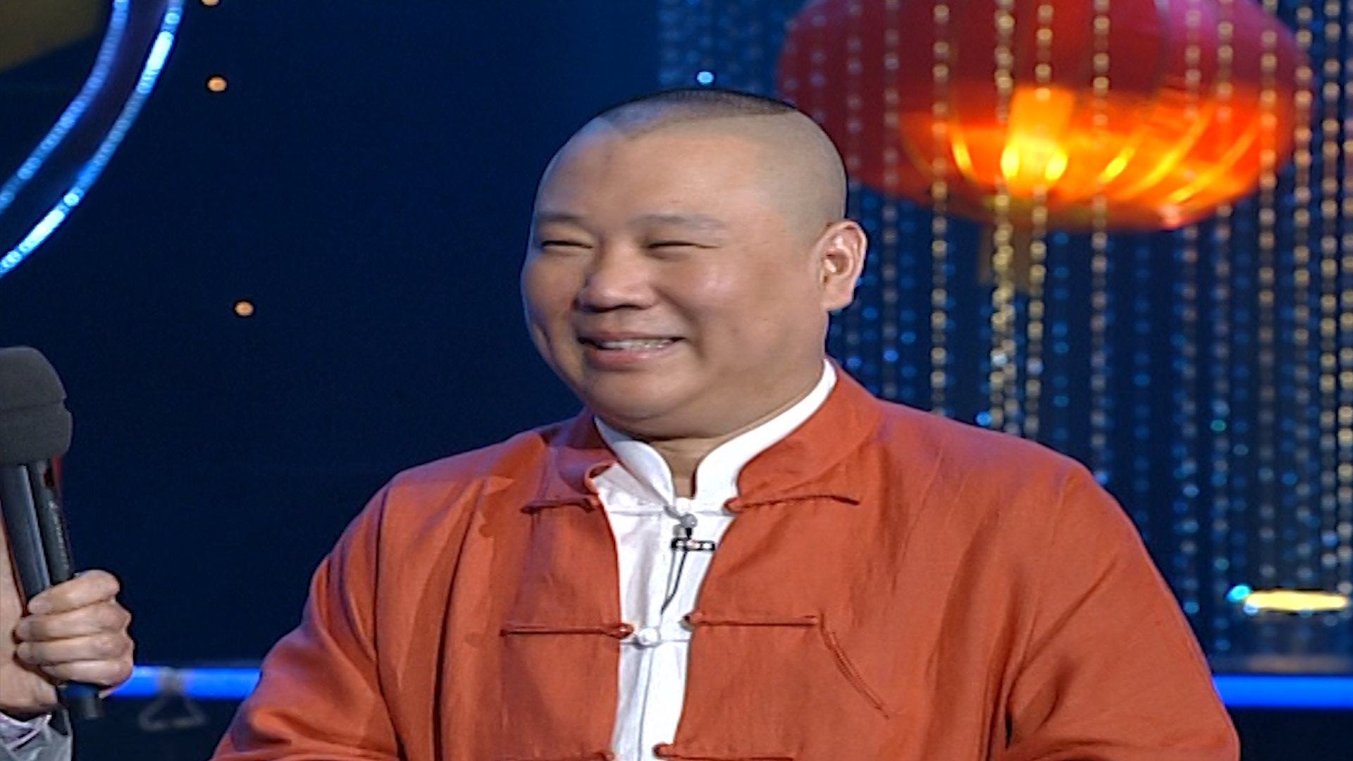 郭德纲台上表演单口相声说到兴头上直接来段京剧这是戏瘾上来了