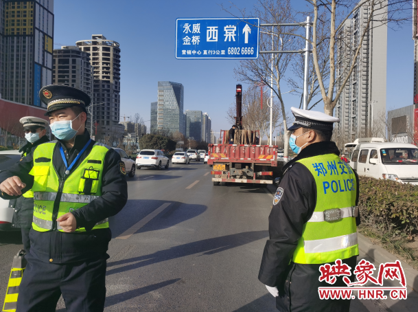 郑州交警联合执法部门拆除违法广告牌　还市民平安街道