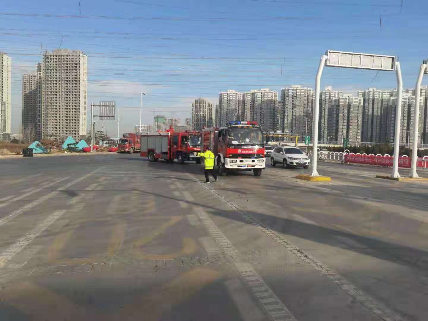 2021年1月30日上午,一辆货车在连霍高速郑州惠济站下站匝道口处突然冒