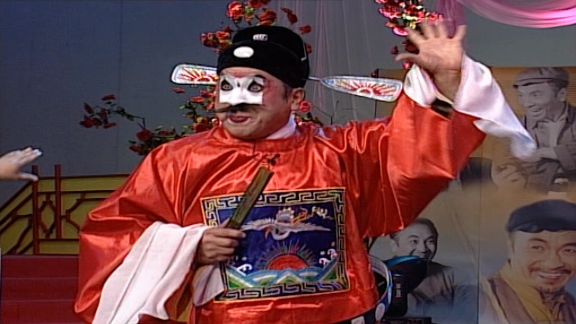 2002年75岁高龄的曲剧皇后张新芳携徒弟再唱陈三两大师的风采不减当年
