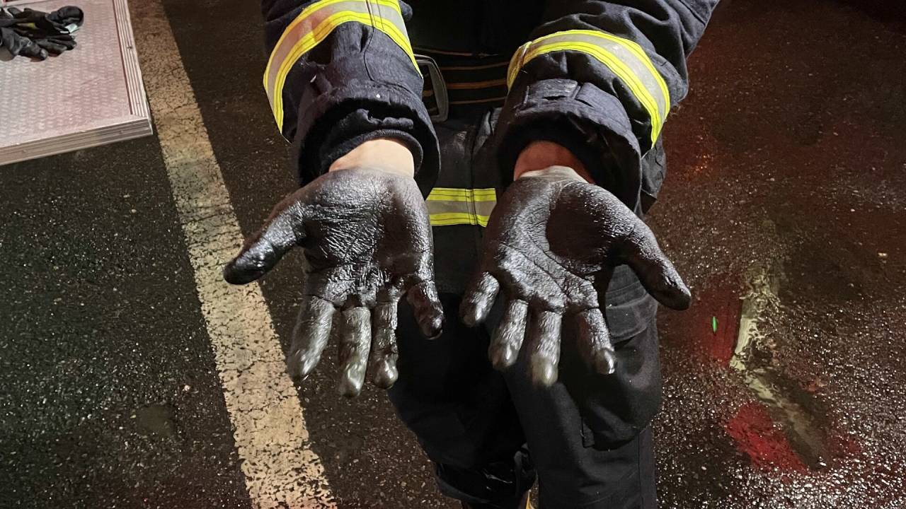 消防战士的手高清图片