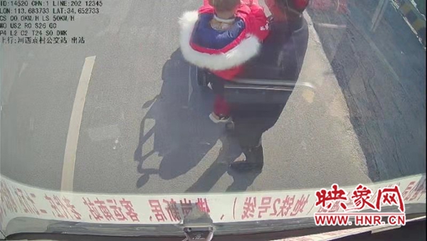 郑州一“熊孩子”驾驶“越野车”闯入闹市 公交师傅都被吓坏了