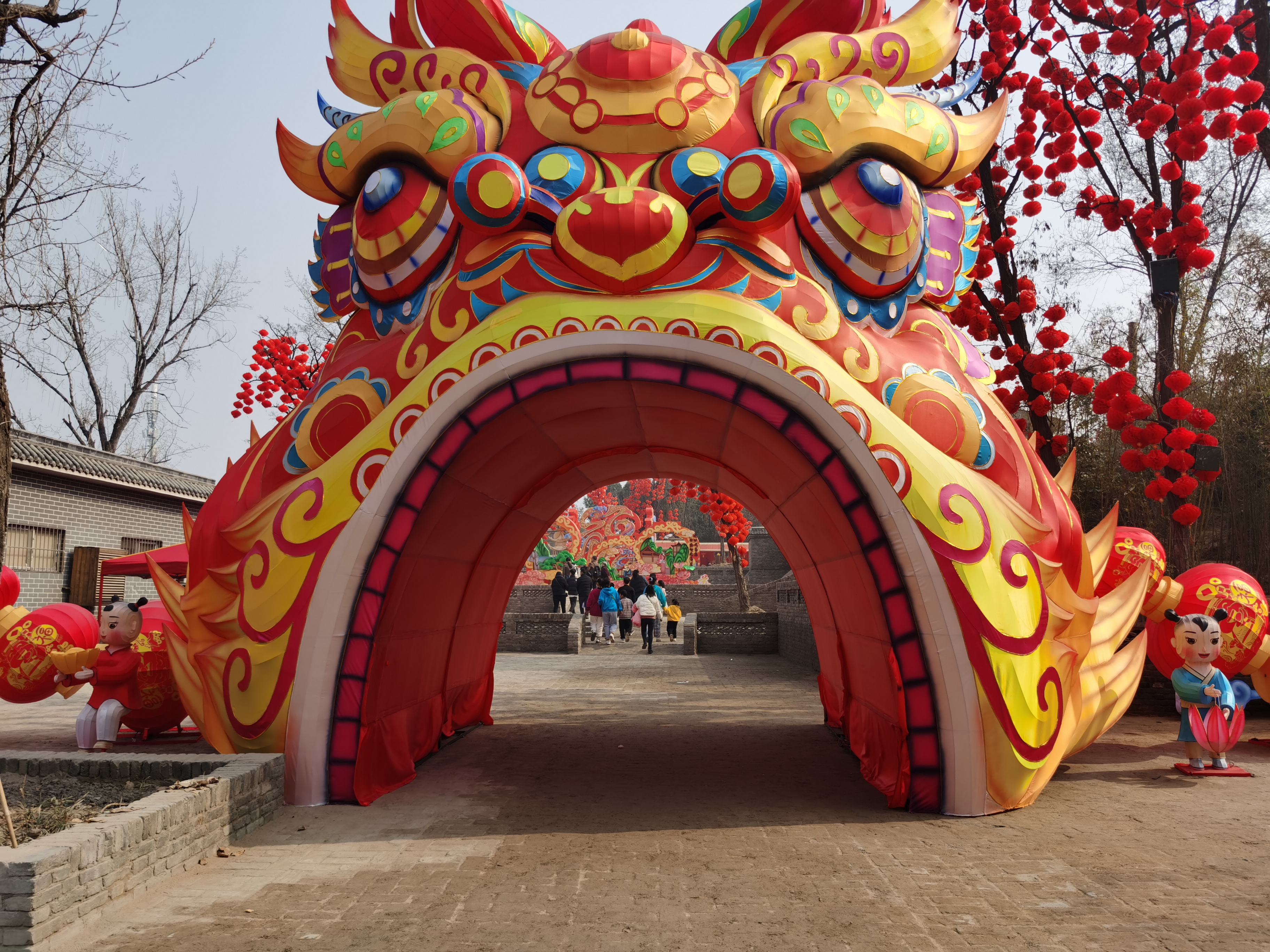 今天是大年初一,开封万岁山大宋武侠城景区张灯结彩,一派喜气洋洋,让