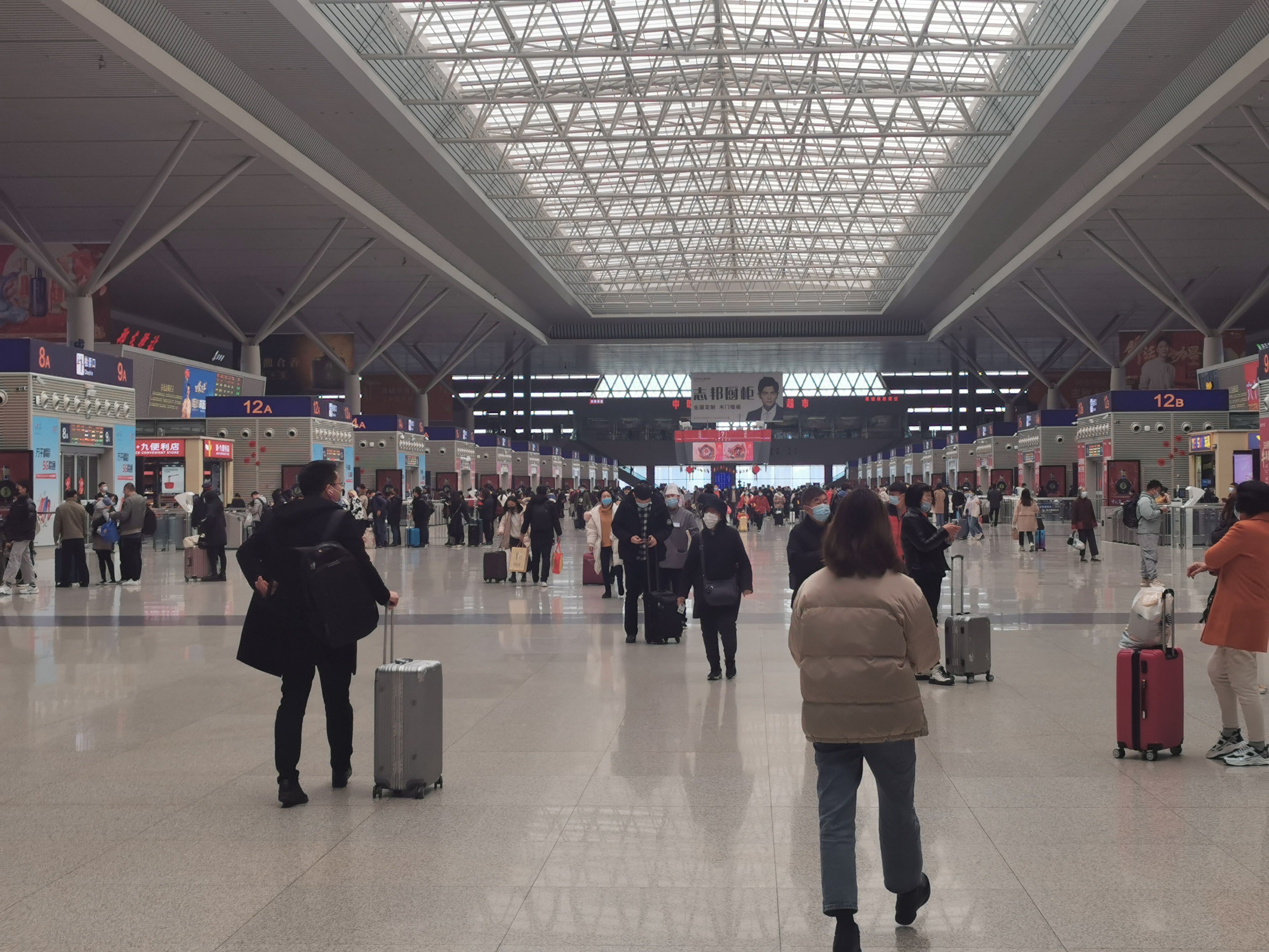 郑州火车站,郑州东站迎来返程客流高峰 北上广深等城市票额不足