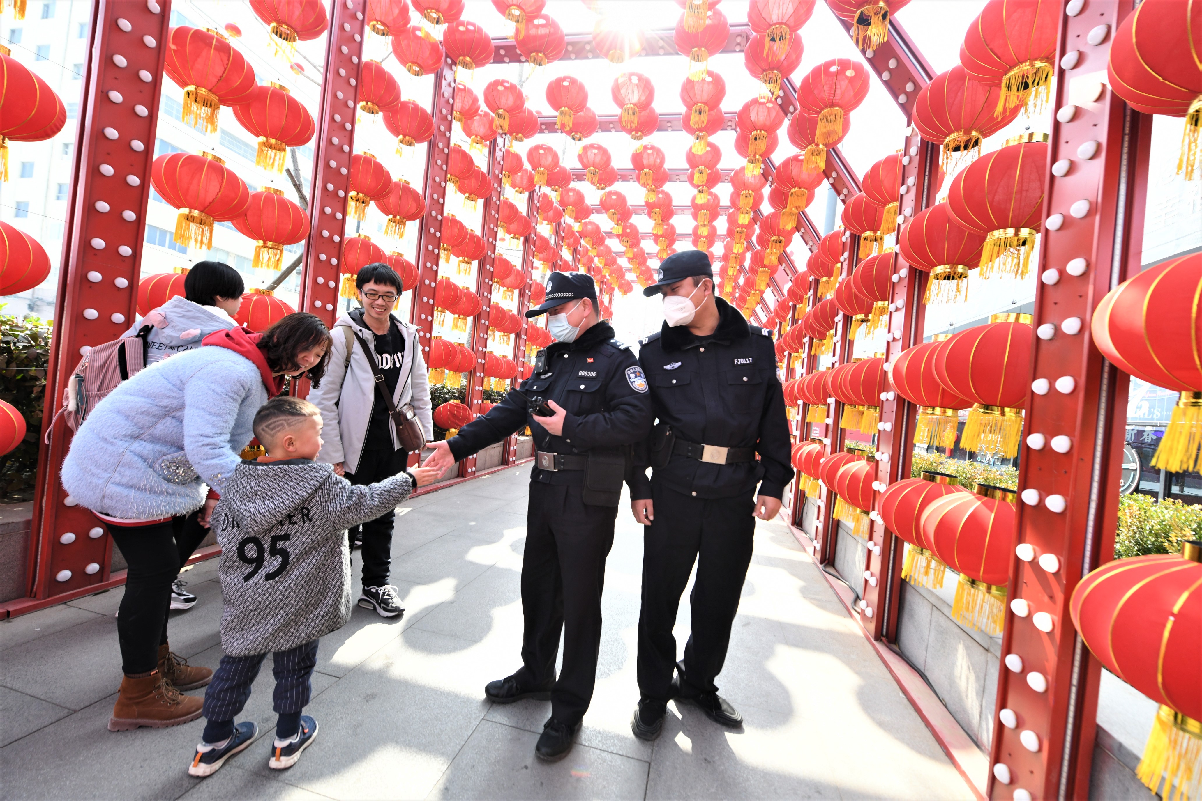 群众过节警察站岗春节郑州社会治安大局持续平稳