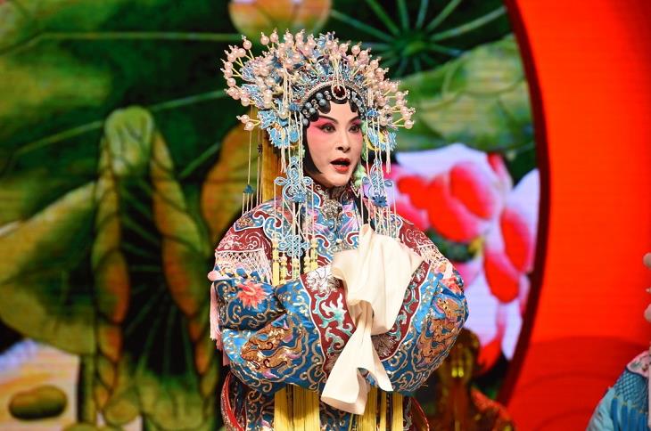 京歌《卜算子·咏梅》由河南省京剧艺术中心优秀青年演员郭子薇领唱
