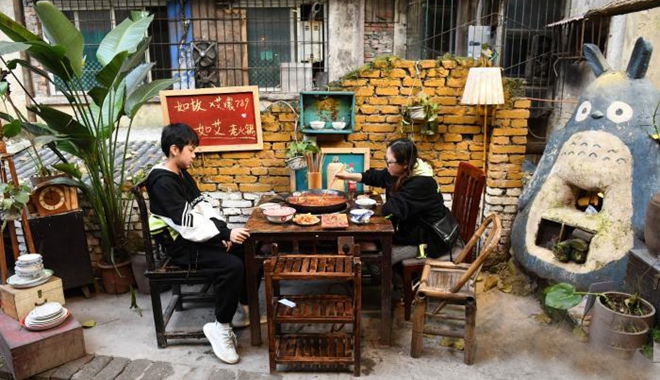 重庆一老破旧社区变身网红打卡地 老街小巷吸引市民怀旧