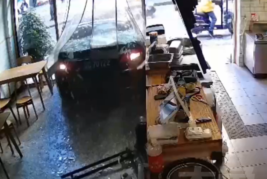 女司机倒车撞翻外卖小哥后冲进早餐店，店主：过完年准备营业又黄了