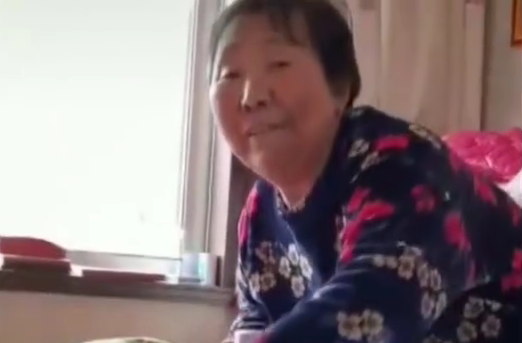 兄妹乔装成讨水商贩探望姑妈，亮明身份后令人泪目
