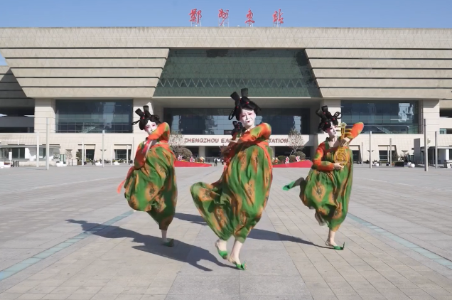 太美了！唐宫小姐姐打卡郑州地标