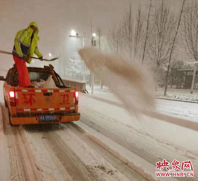 郑州市启动一级除雪预案 将在高架、匝道、坡道、路口抛撒融雪剂