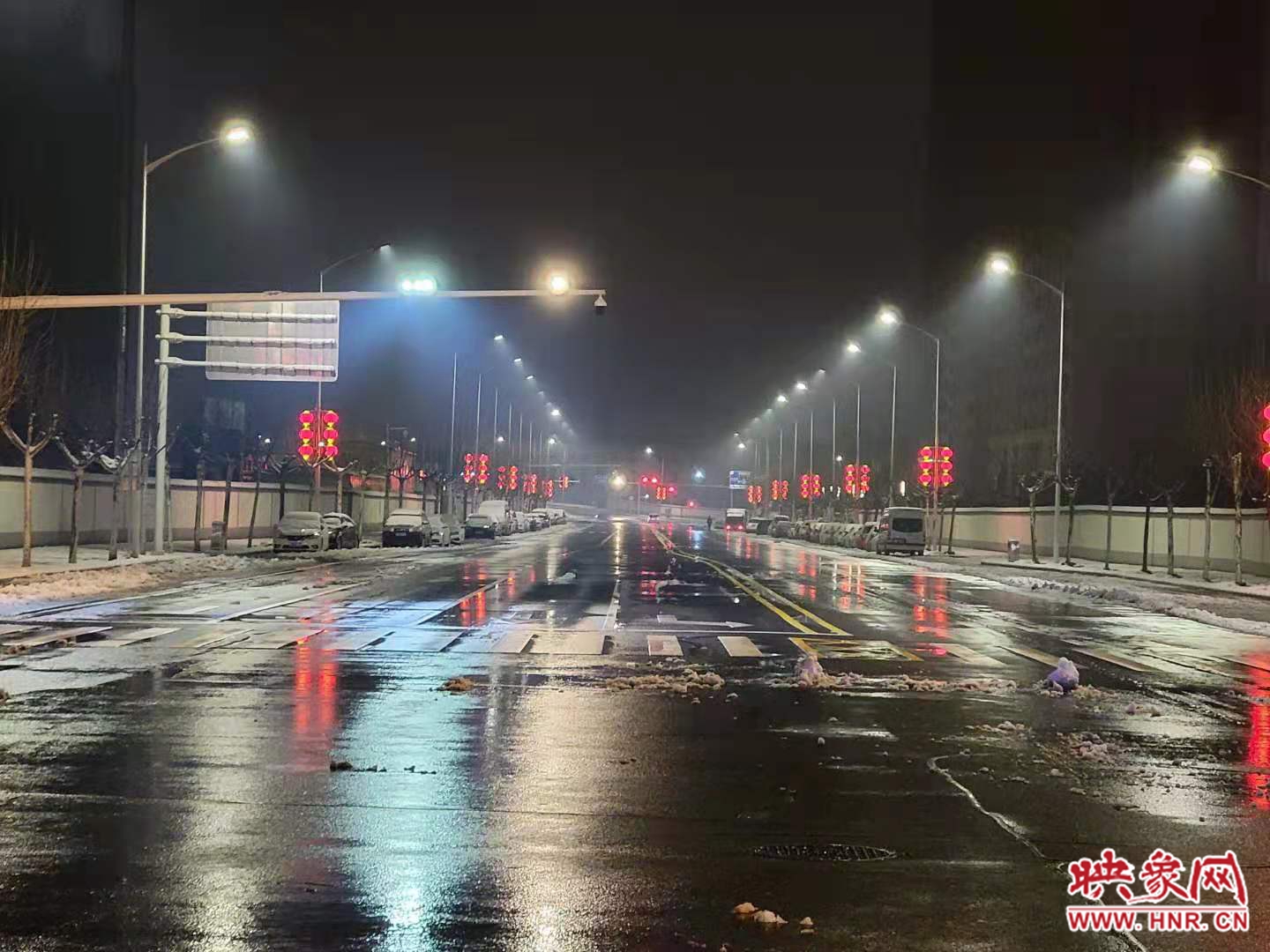 “不眠不休”让道路雪后无雪  近两万郑州人彻夜工作保持市区道路畅通