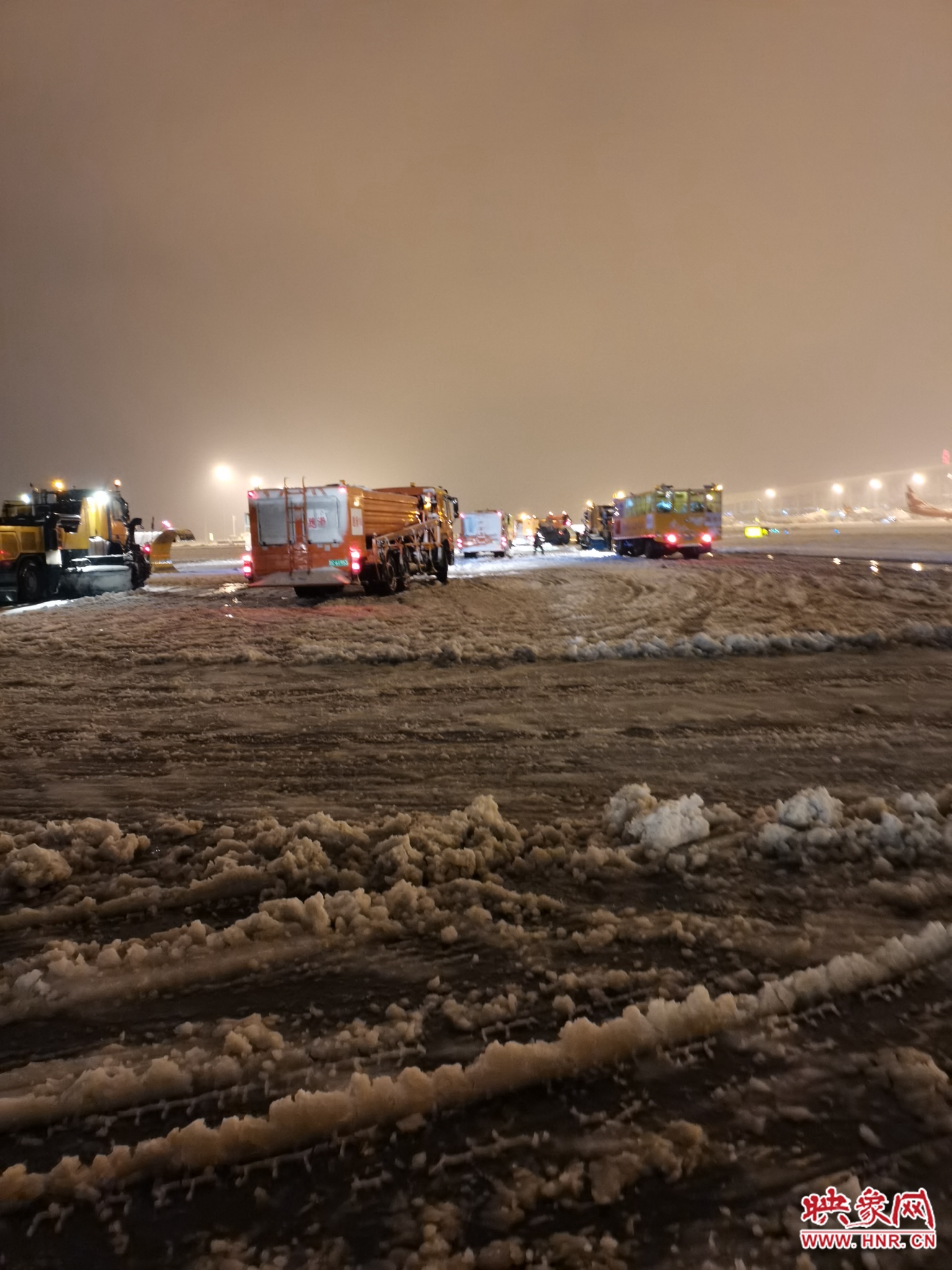 受降雪影响郑州机场取消多个航班 现为单跑道运行