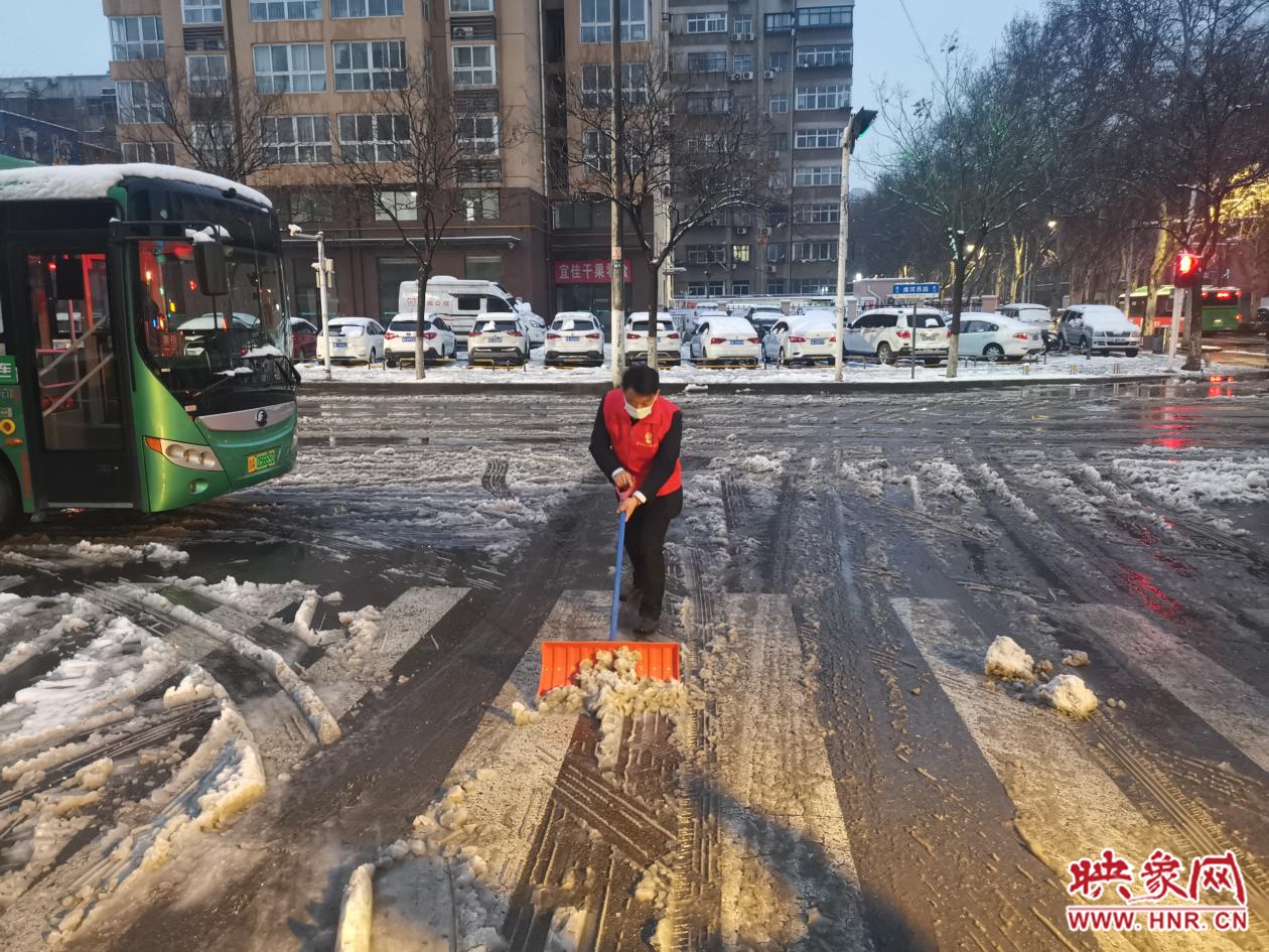 郑州公交启动雨雪天气应急预案 全时段实时监控各线路车辆运营状态