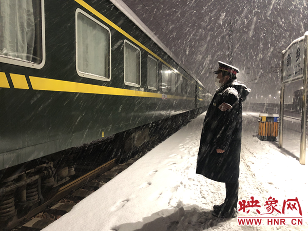 河南地区迎来新年首场降雪 铁路部门昼夜坚守保证旅客安全
